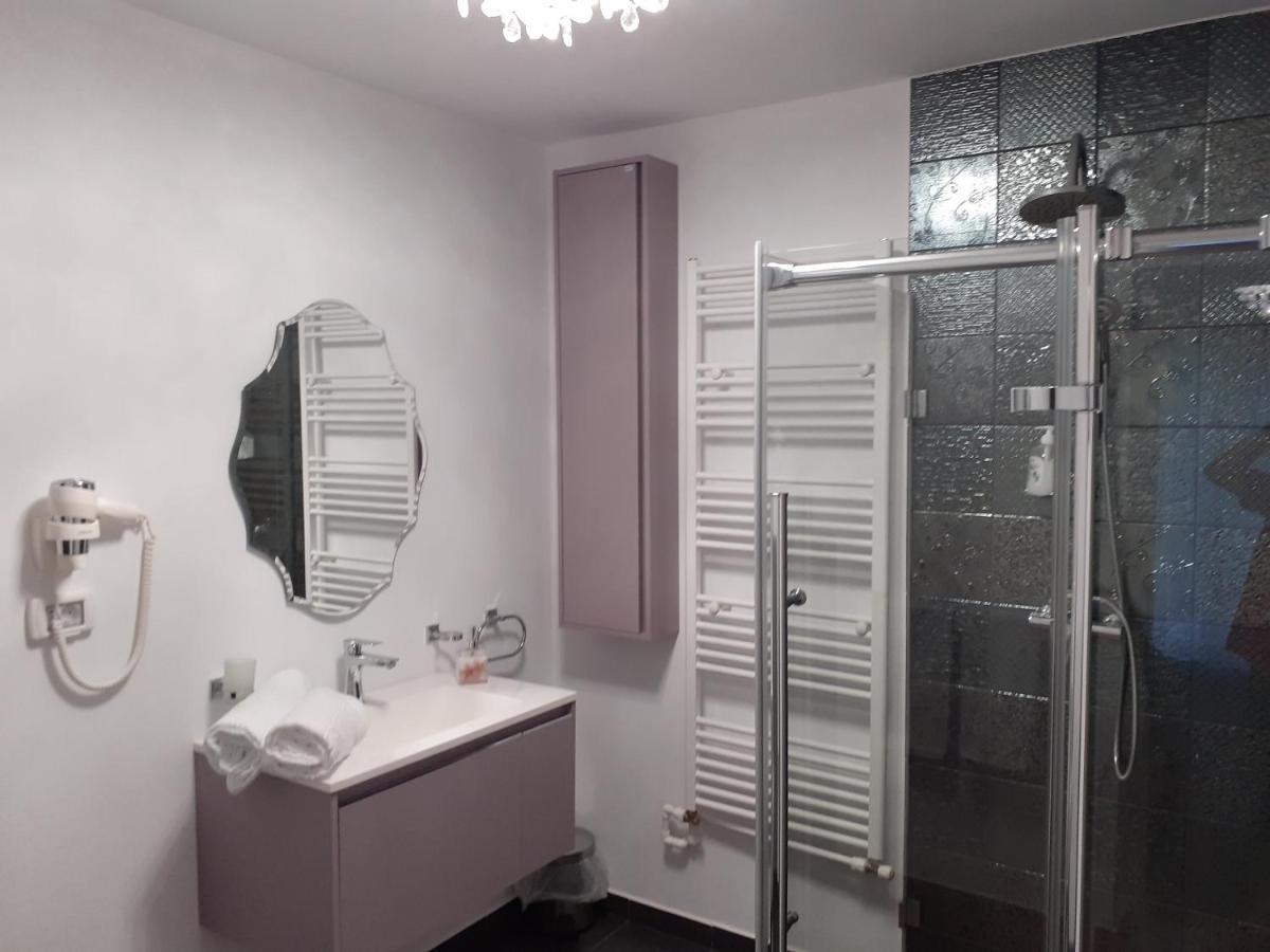 Salcia Hotell Tasnad Eksteriør bilde