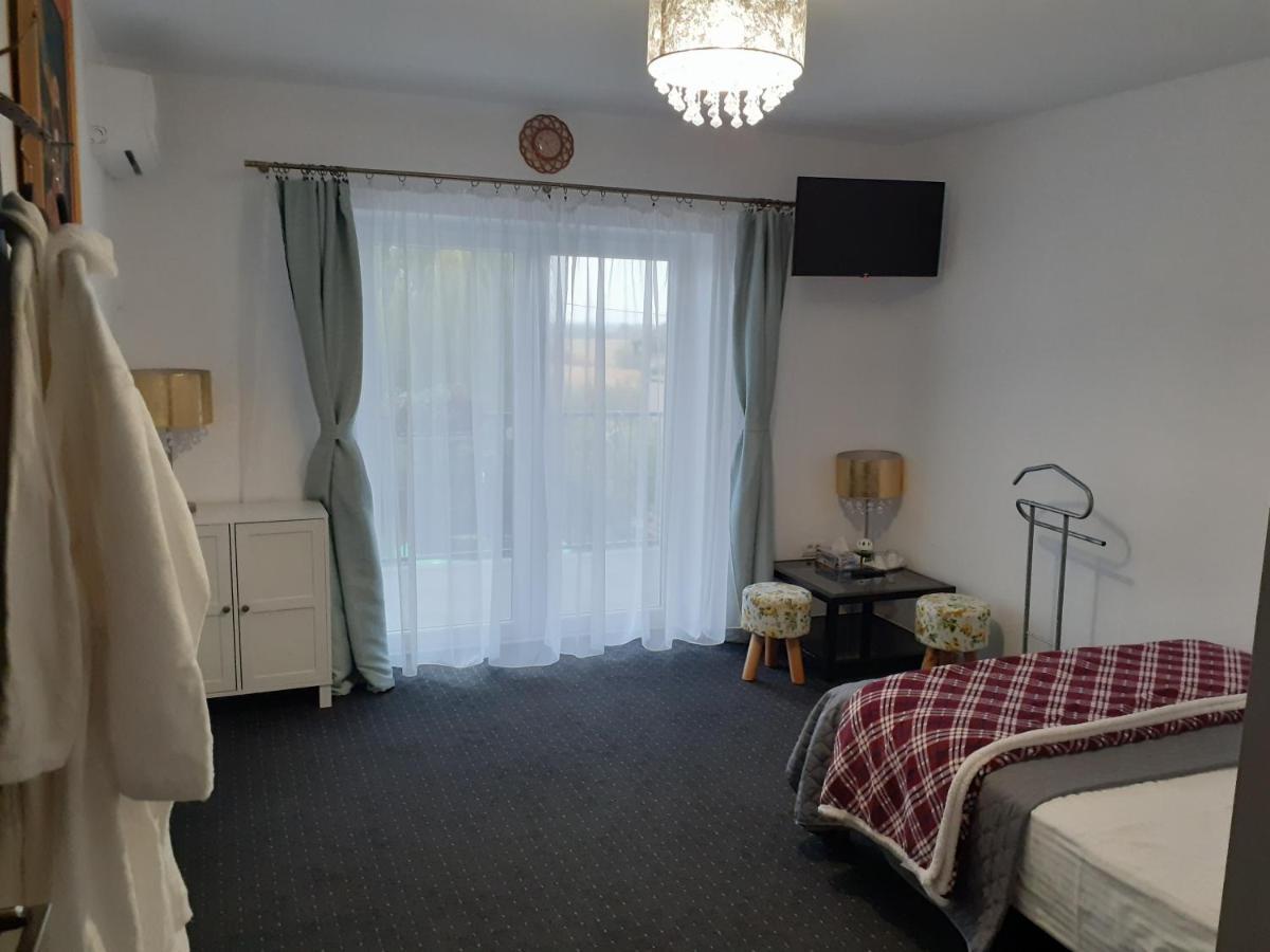 Salcia Hotell Tasnad Eksteriør bilde