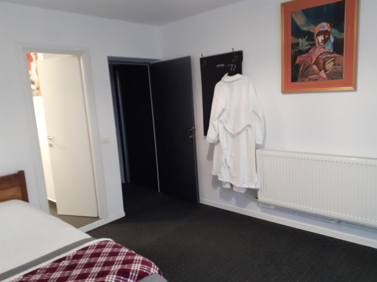 Salcia Hotell Tasnad Eksteriør bilde