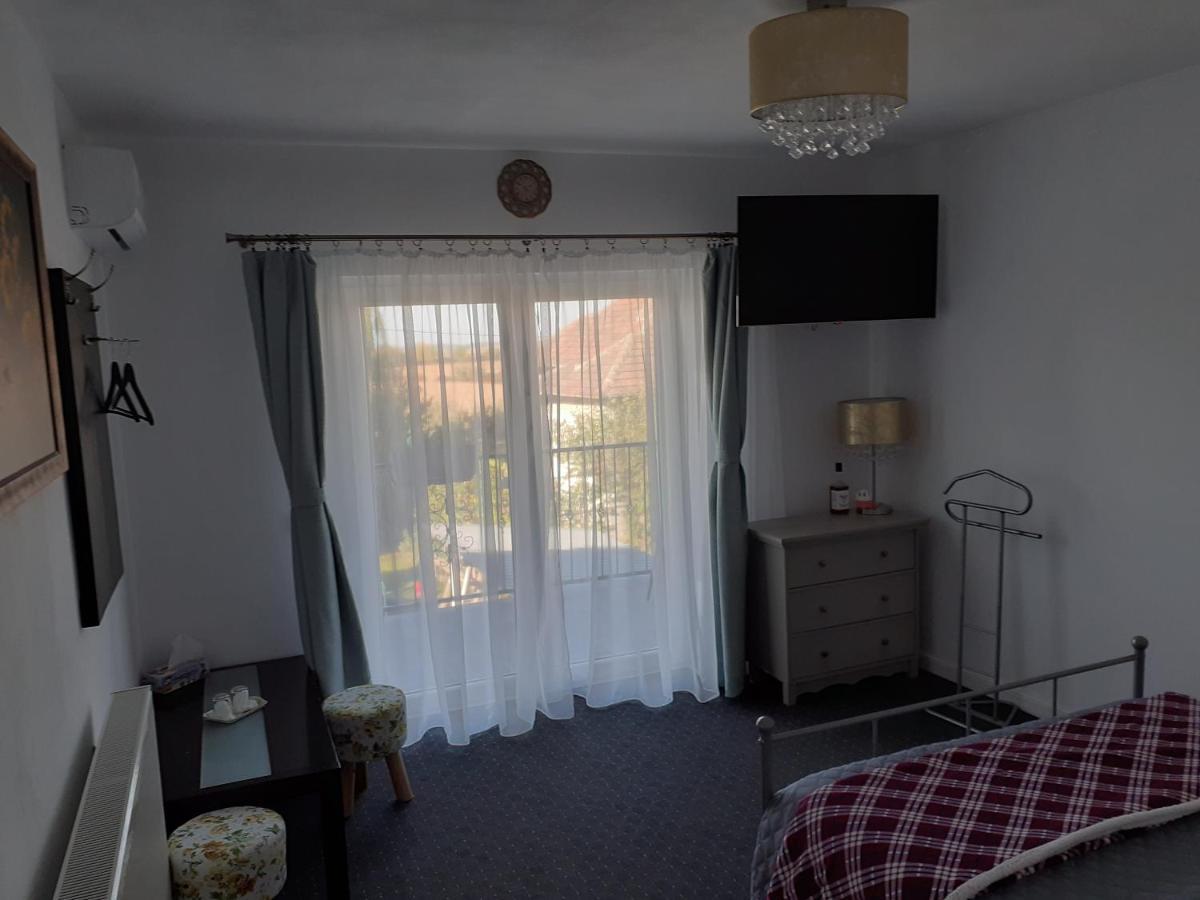 Salcia Hotell Tasnad Eksteriør bilde