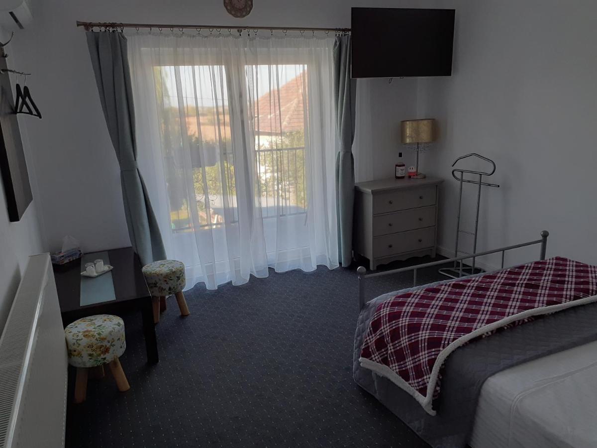 Salcia Hotell Tasnad Eksteriør bilde