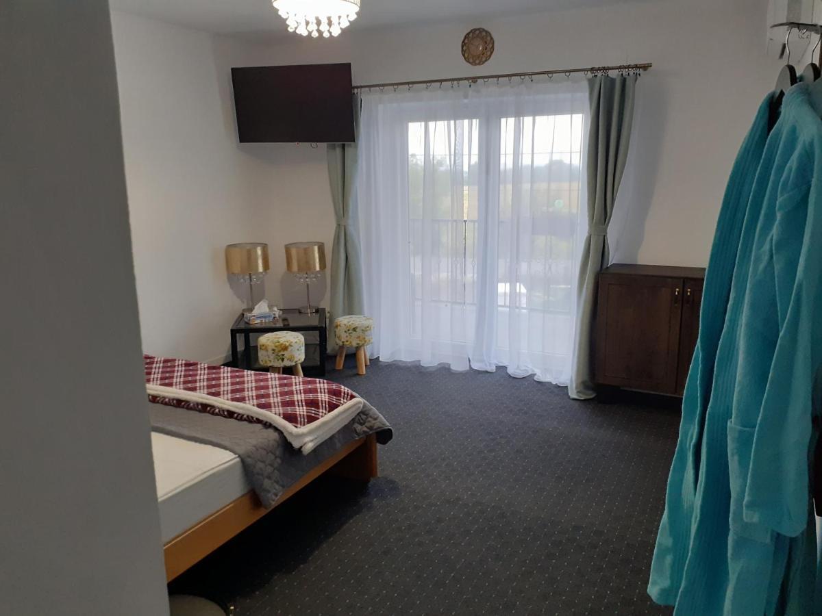 Salcia Hotell Tasnad Eksteriør bilde
