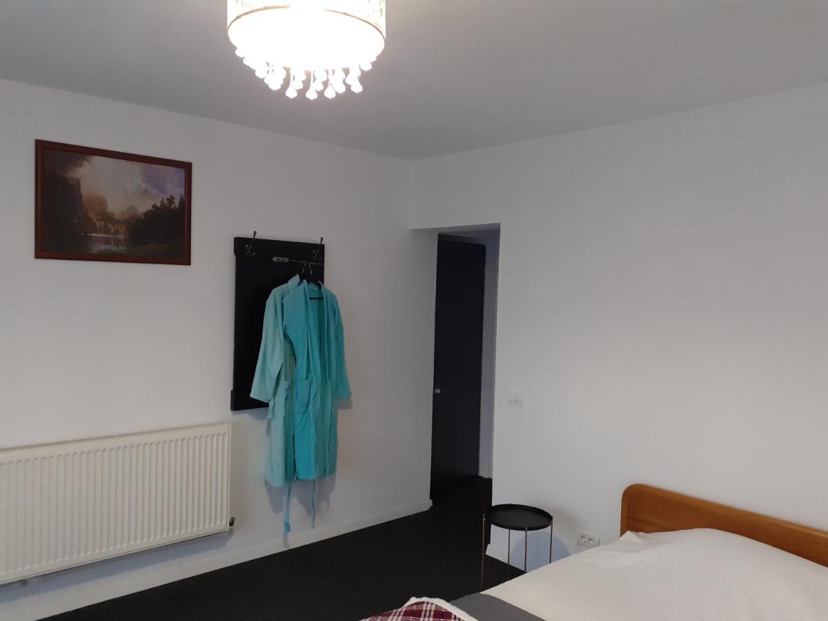 Salcia Hotell Tasnad Eksteriør bilde